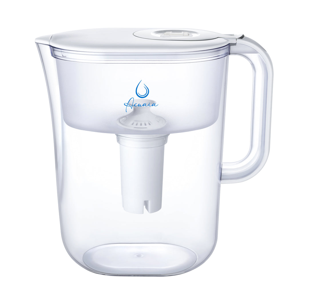 Jarra Acuaia con agua filtrada pura en cocina chilena — protección contra contaminantes del agua potable