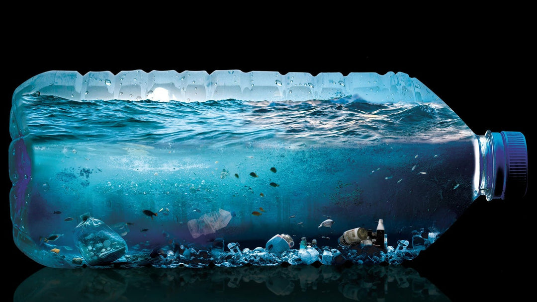 Botella de agua con partículas de microplásticos flotando